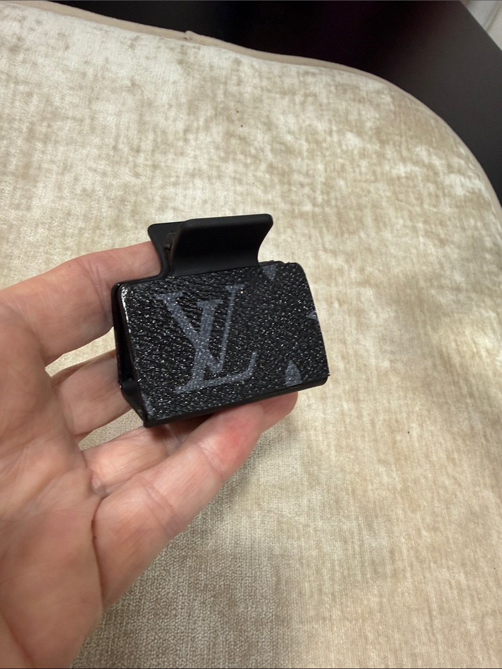 LOUIS VUITTON upcycled medium sized hair claw grey lettering brand new - Picture 3 of 5